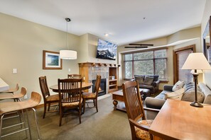 TV, lareira, DVD player