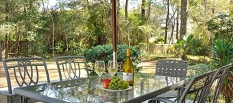  Pet friendly cottage w large fenced yard. Available weekly, monthly or nightly!