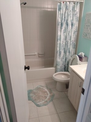 Ensemble douche/baignoire, sĂšche-cheveux, serviettes fournies