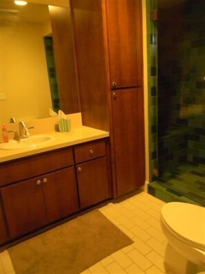 Een haardroger, handdoeken