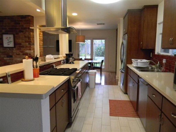 冷蔵庫、電子レンジ、オーブン、コンロ