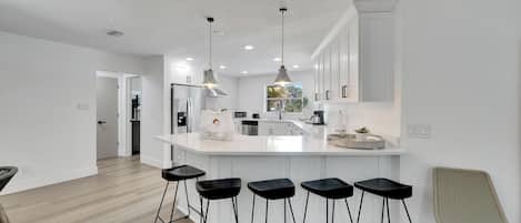 Refrigerador, microondas, horno y parrilla de estufa