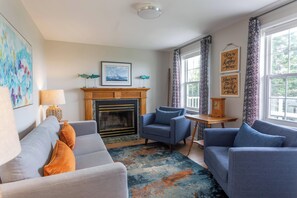 Fernseher, Kamin, DVD-Player, Stereoanlage