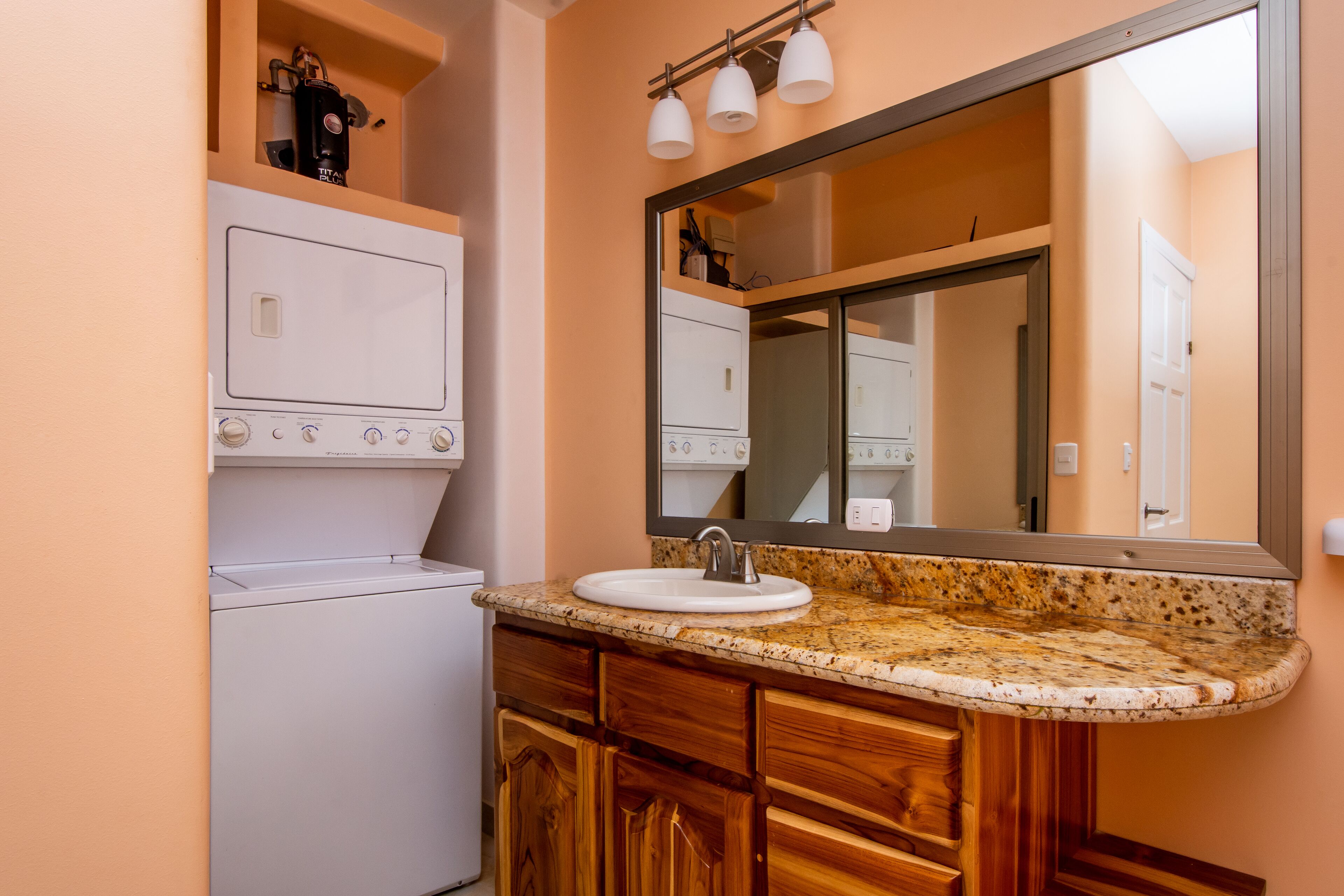 Haartrockner, Handtücher, Shampoo, Toilettenpapier