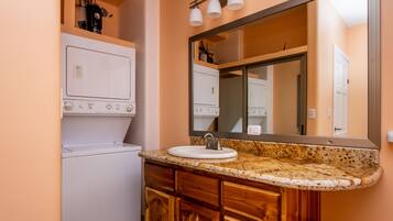 Haartrockner, Handtücher, Shampoo, Toilettenpapier