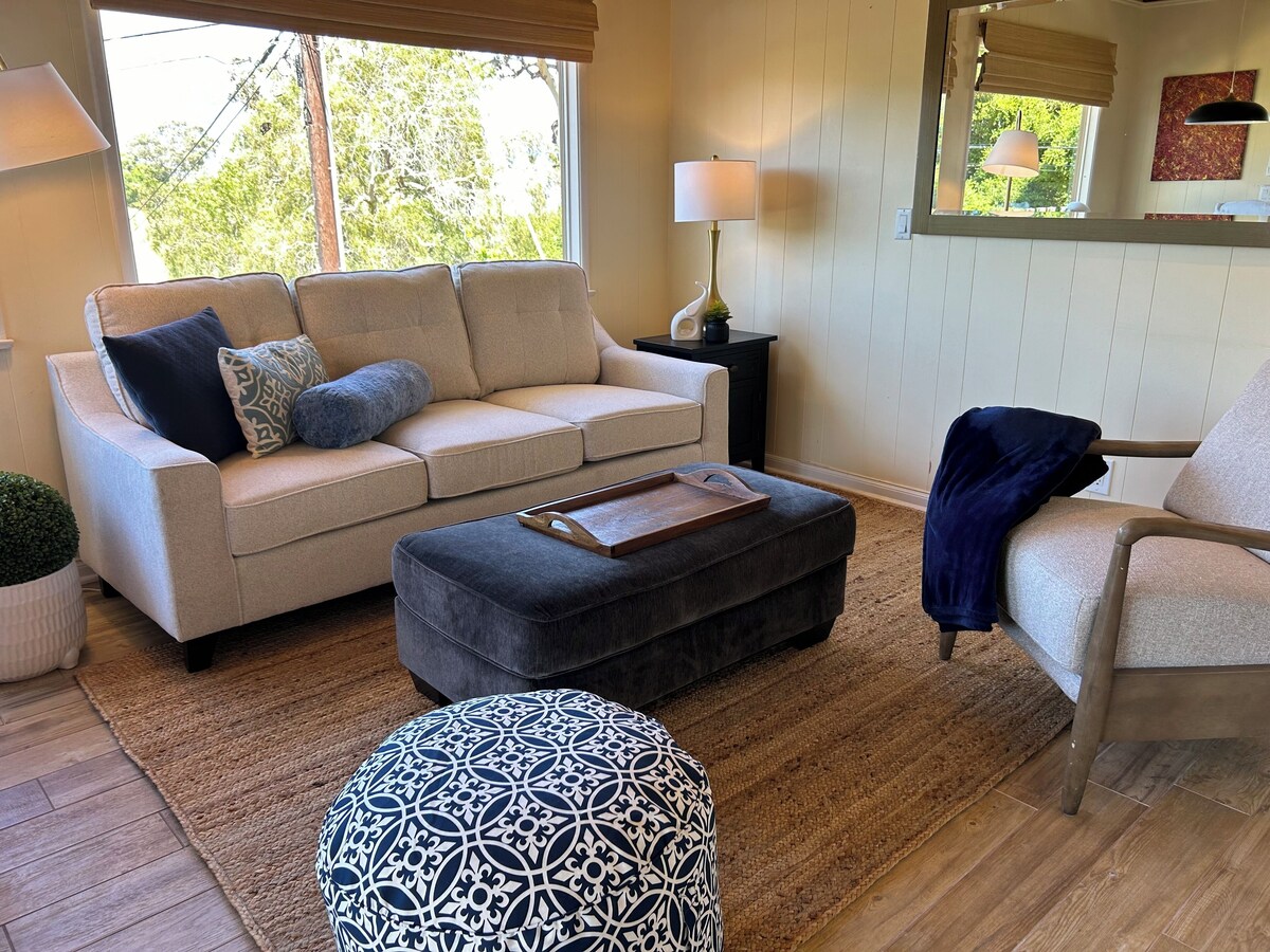 Ocean and Mountain Views, Hot Tub, AC