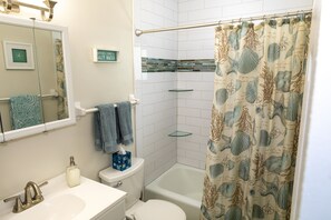 Combined shower/bathtub, hair dryer, towels, soap - Get To the Beach!  Only 5 miles to Siesta Key Beach! (Sarasota)