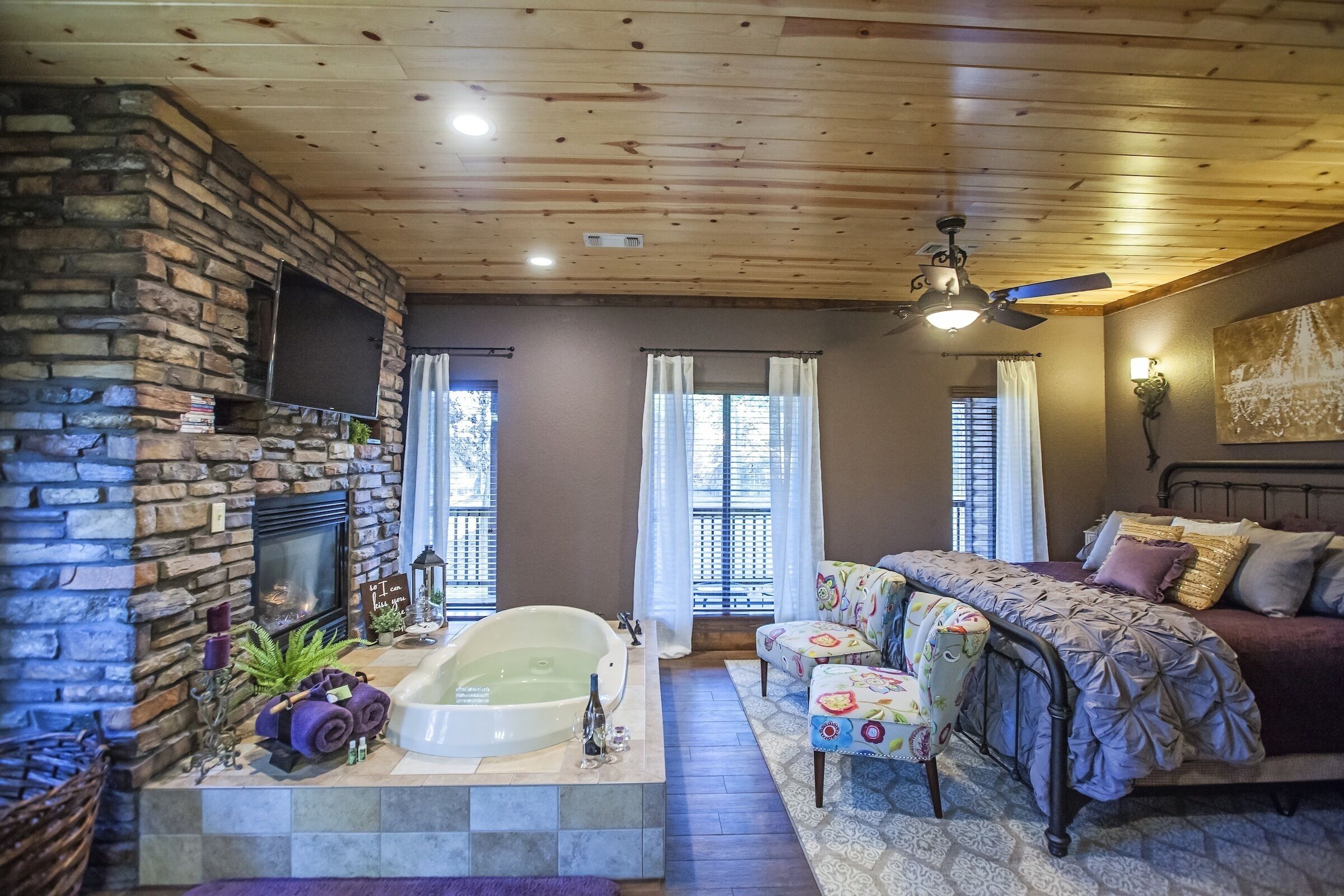 PS I Love You- Luxury Romantic Cabin- w/ Hot Tub Near Beavers Bend State Park