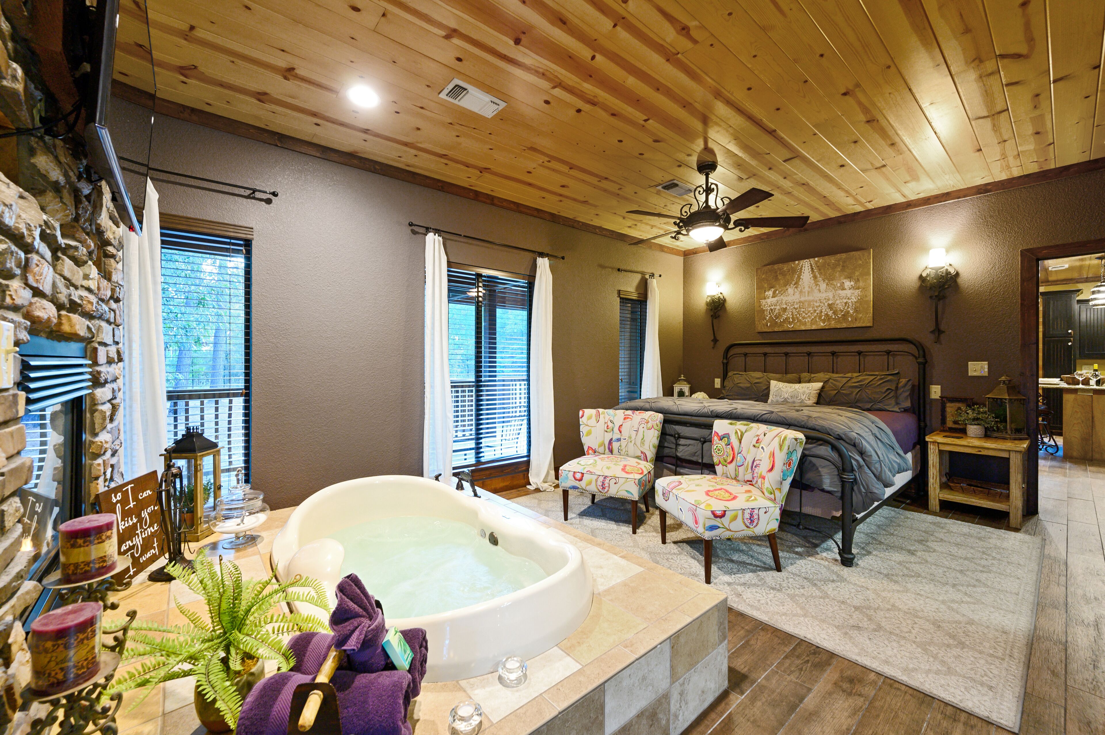 PS I Love You- Luxury Romantic Cabin- w/ Hot Tub Near Beavers Bend State Park