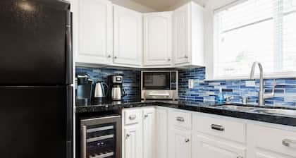 Remodeled Beach House w/Roof Top & Deck Ocean View