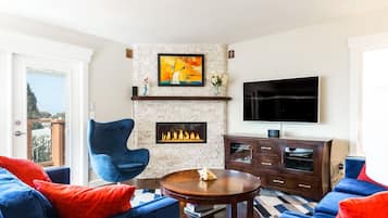 Télévision, cheminée, table de tennis de table, chaßne hi-fi