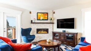 Televisio, takka, pöytätennispöytä, stereot