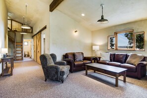 Smart TV, fireplace, DVD player, ping pong - Lake Pend Oreille Retreat (Sandpoint)