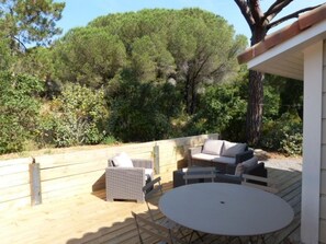 Outdoor dining - Wooden house with garden 7 km from St Tropez 6 people / 3 bedrooms near beaches (Gassin)