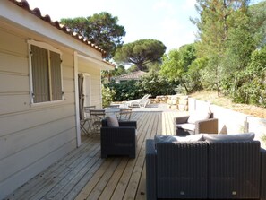 Outdoor dining - Wooden house with garden 7 km from St Tropez 6 people / 3 bedrooms near beaches (Gassin)