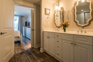 2 bedrooms, iron/ironing board, WiFi, bed sheets - 🦩Charming Walk-Out Level W/ Upper Pools~No Elevator Needed! Waterscape A233🦩 (Fort Walton Beach)