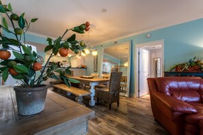 Books - 🦩Charming Walk-Out Level W/ Upper Pools~No Elevator Needed! Waterscape A233🦩 (Fort Walton Beach)