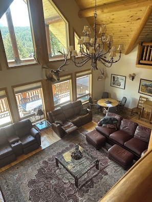 スマートテレビ、暖炉、テーブルサッカー台、書庫