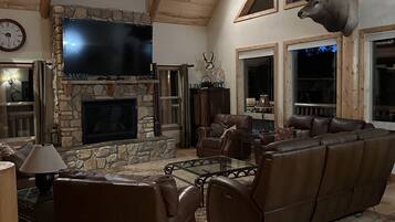 Smart TV, chimenea, futbolito y libros