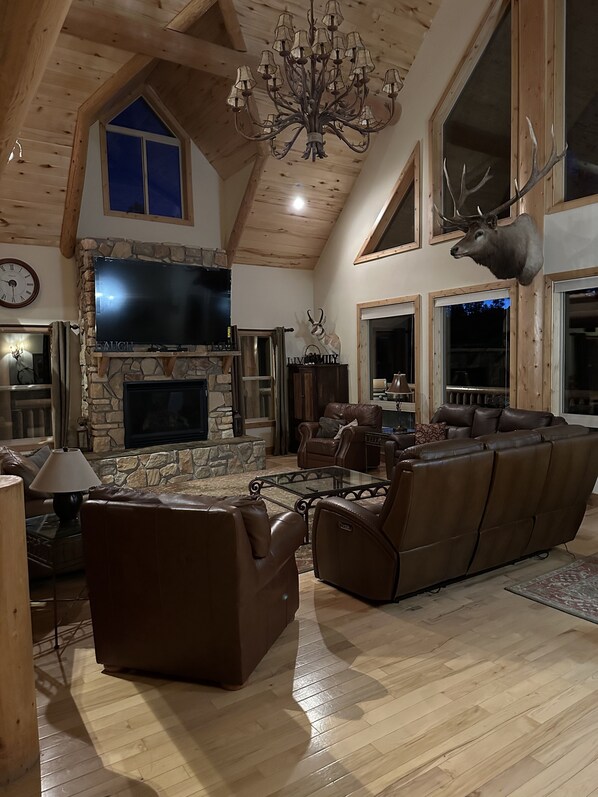 スマートテレビ、暖炉、テーブルサッカー台、書庫