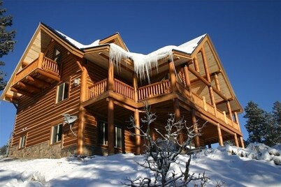 Breathtaking 6 BR log home mountain views with closest location to Wolf Creek!