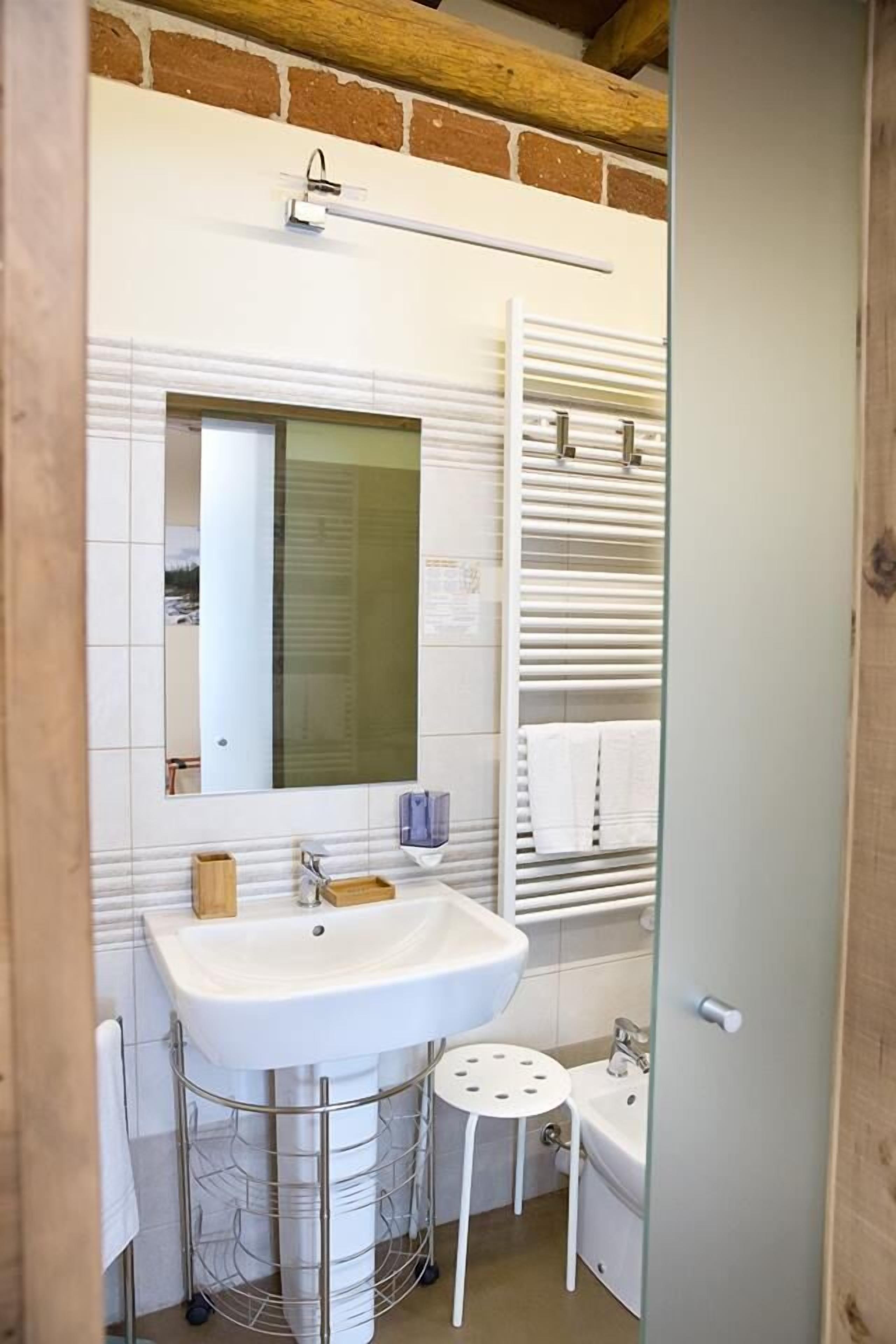 deluxe double room, annex building | bathroom | shower, free toiletries, bidet, towels