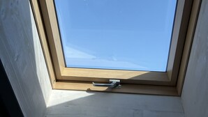 A skylight window with a metal handle. - Osteria Senza Fretta Affittacamere (Cuneo)