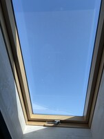 Una ventana de tragaluz con un tirador metálico.