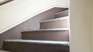 A staircase with a handrail and a window above it. - Osteria Senza Fretta Affittacamere (Cuneo)
