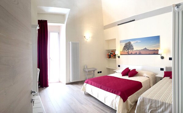 Habitación Deluxe | Decoración personalizada, muebles diferentes y cortinas blackout 