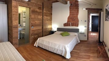 Habitación doble Deluxe, en edificio contiguo | Decoración personalizada, muebles diferentes y cortinas blackout