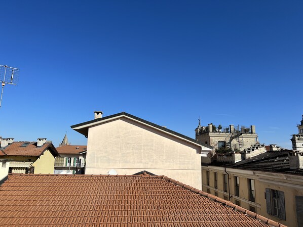 Un edificio de techos planos y una chimenea.