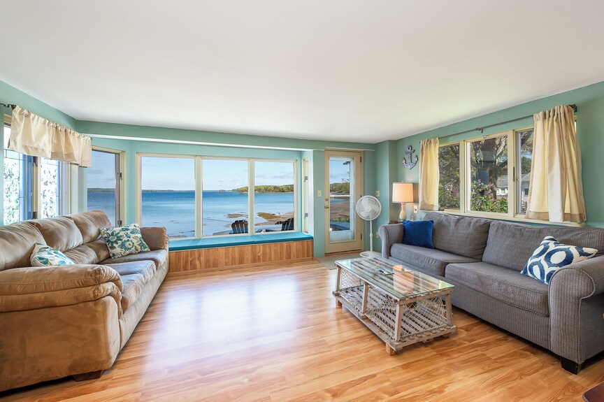 Charming 3br, 1.5ba Beachfront Cottage With Multi-level Decks - Brunswick, ME