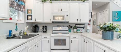 Een koelkast, een microgolfoven, een oven, een kookplaat