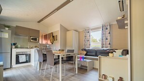 Une cuisine moderne avec un coin repas, un canapé et une petite table basse.