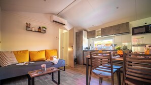 Un appartement moderne comprenant un salon, un coin repas et une cuisine.