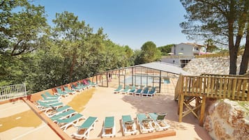 Piscine couverte, piscine extérieure (ouverte en saison)