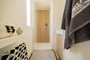 Mobile Home (Gamme Féerique) | Bathroom | Shower, towels
