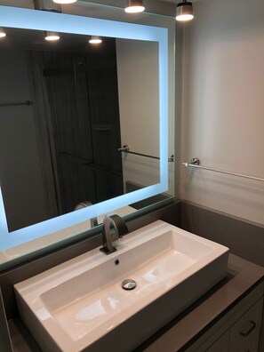Sèche-cheveux, serviettes fournies, savon, shampoing