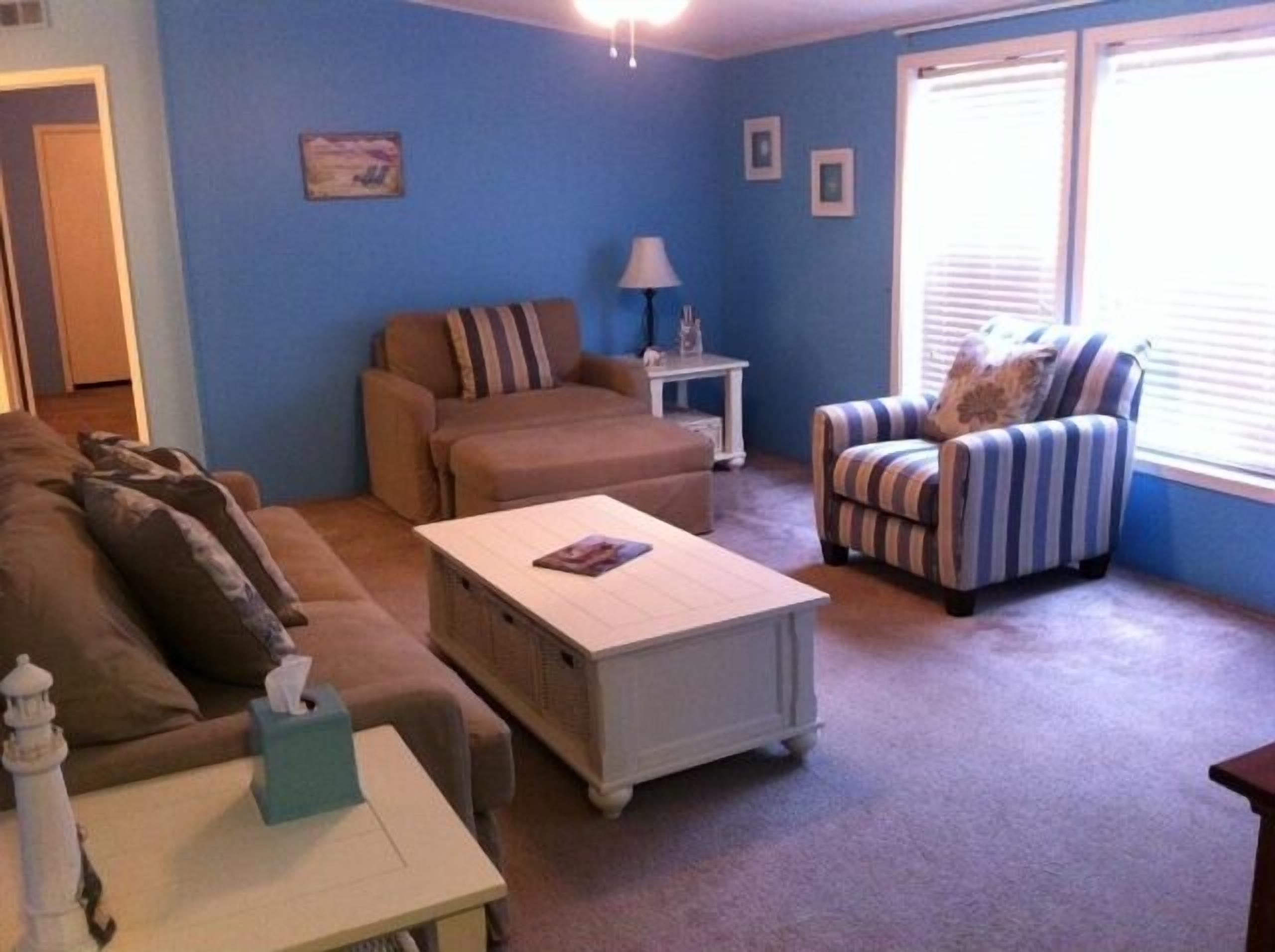 Minutes from the Beach, Shopping, Restaurants and Night Life.