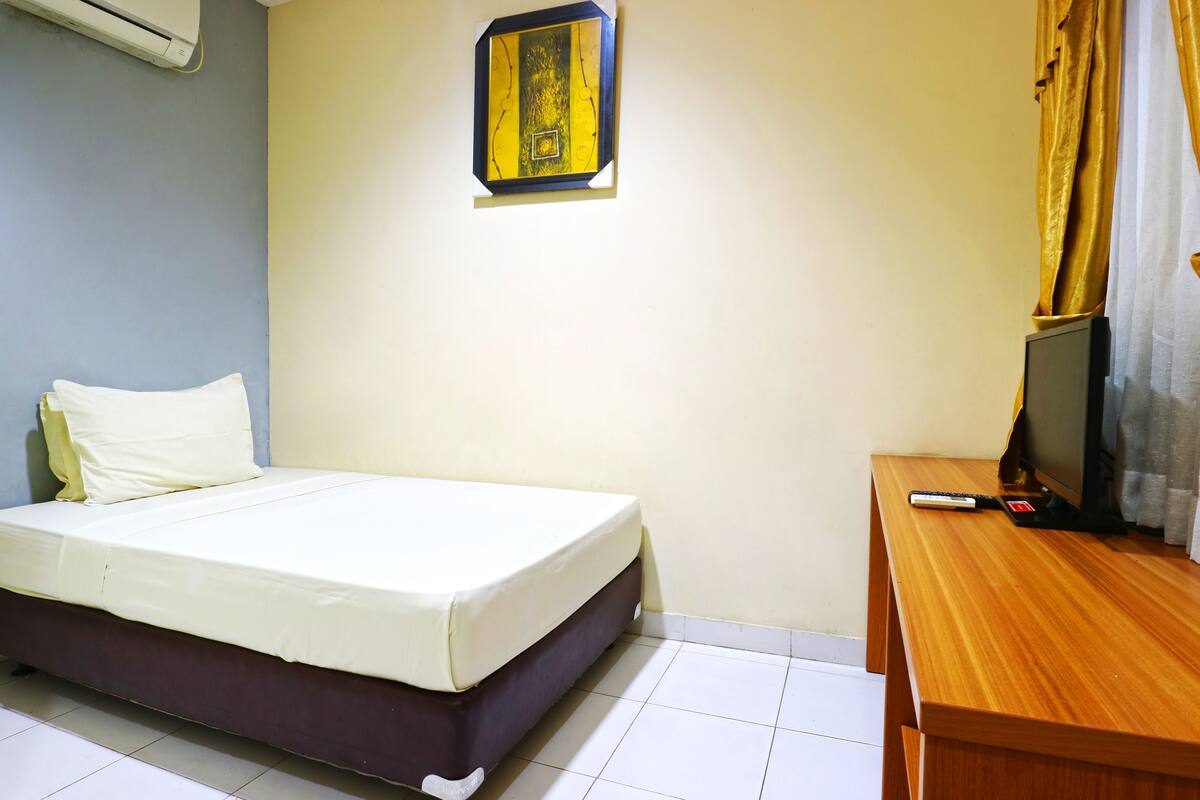 Economy Room | Desk, bed sheets