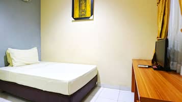 Economy Room | Desk, bed sheets