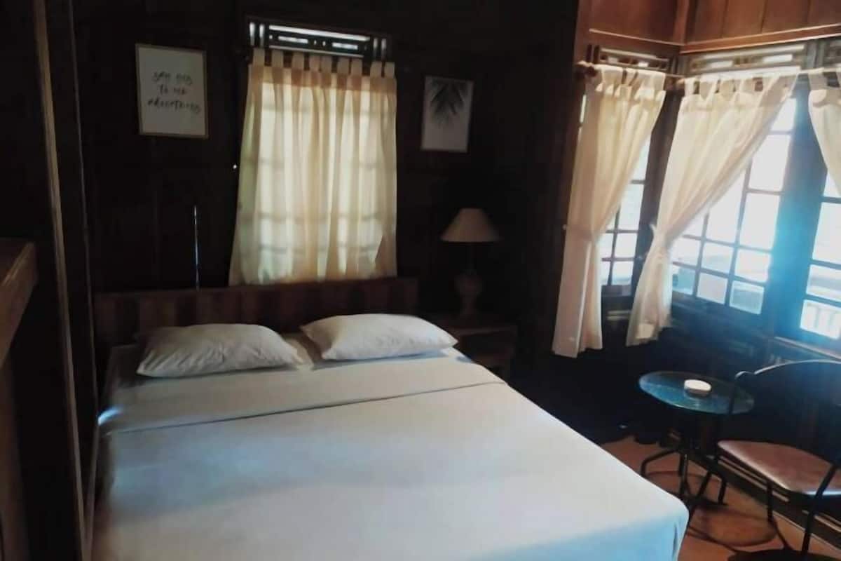 1 habitación, tabla de planchar con plancha y ropa de cama