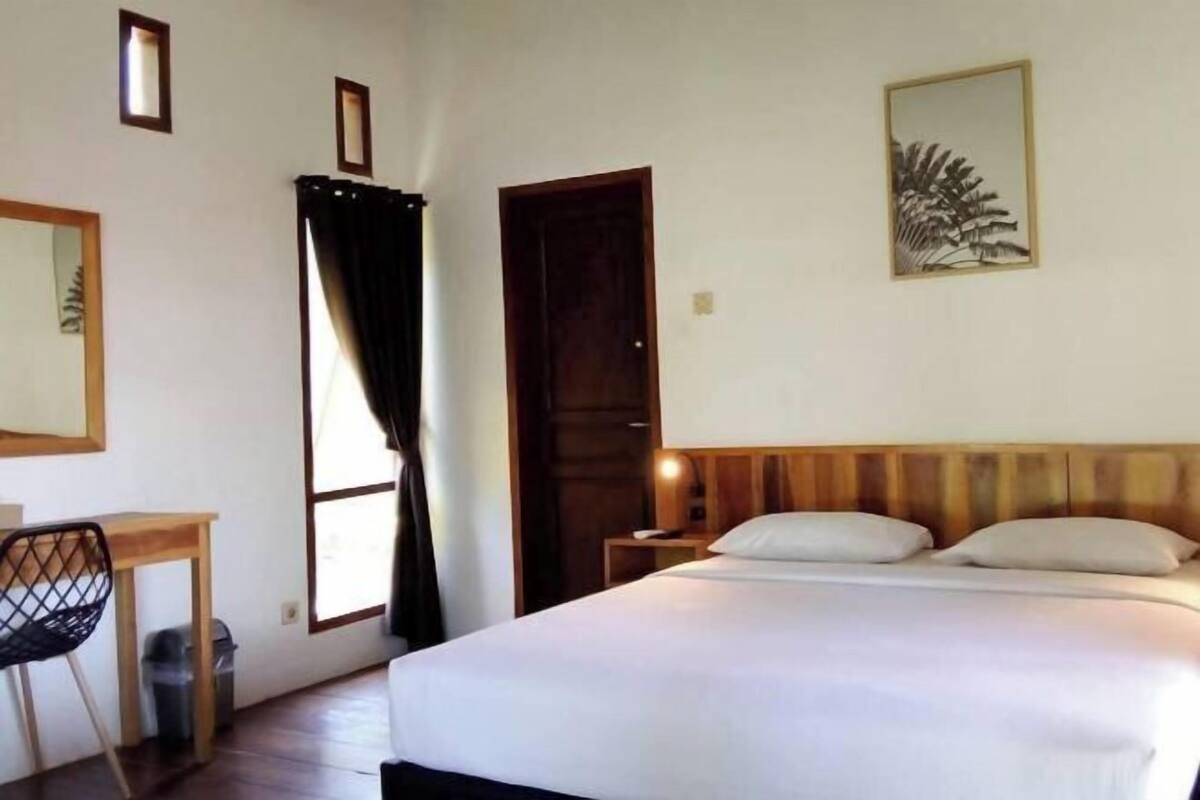 Tabla de planchar con plancha y ropa de cama 