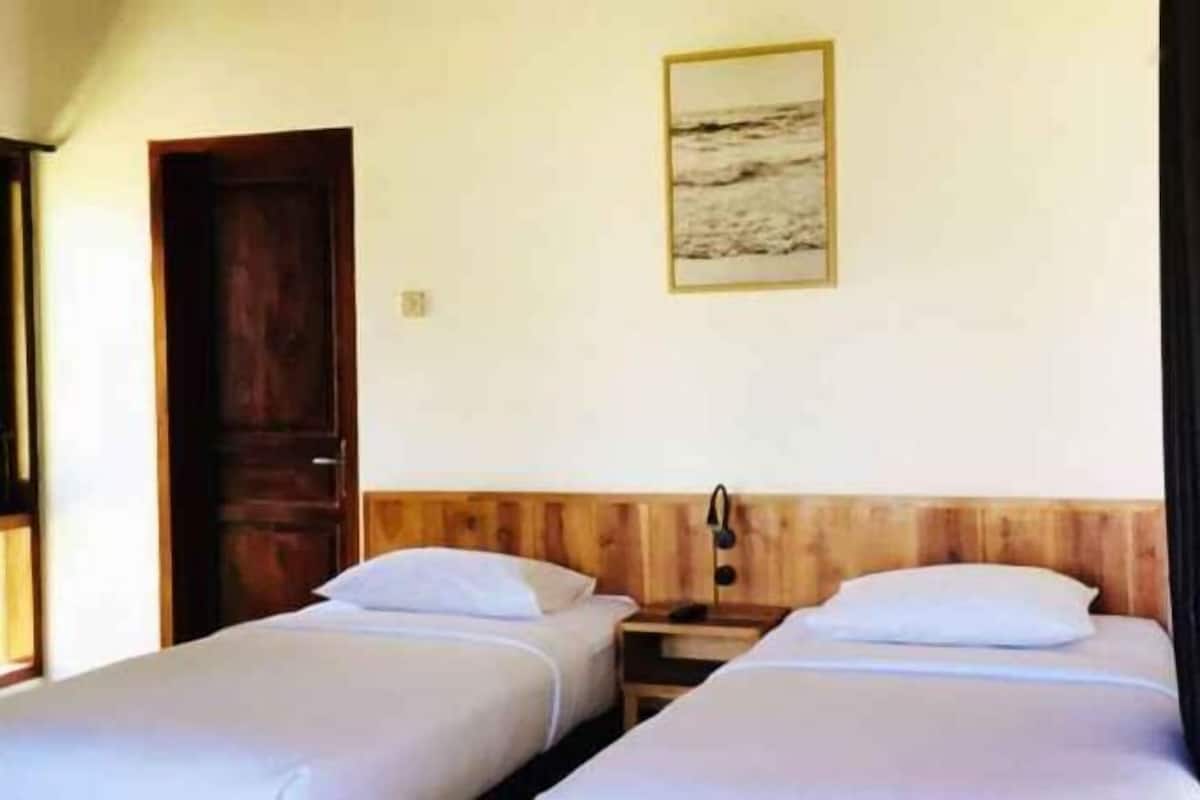 Iron/ironing board, bed sheets