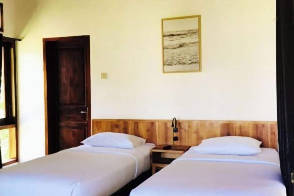 Tabla de planchar con plancha y ropa de cama 
