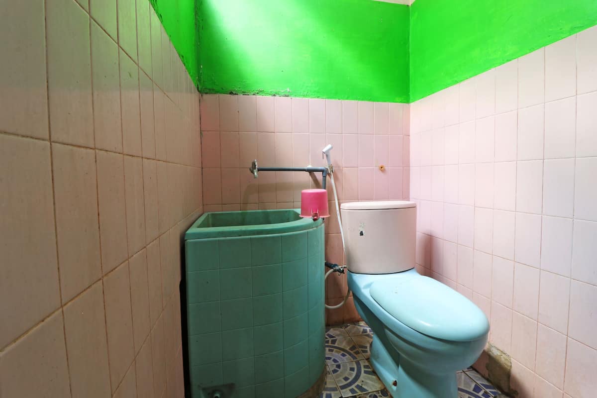 Standard Room | Bathroom | Shower, rainfall showerhead, towels