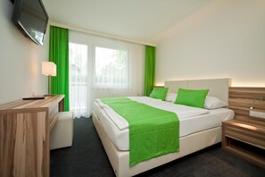 Chambre Double, balcon | Literie hypoallergénique, coffres-forts dans les chambres, bureau