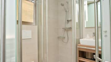 Dusche, Haartrockner, Handtücher