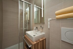 Dusche, Haartrockner, Handtücher